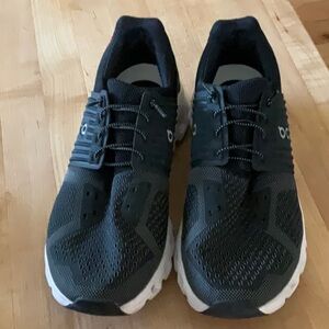 ON running shoes 10.5 cloud swift